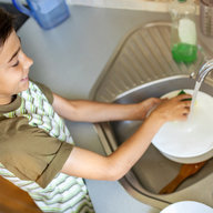 Kind macht abwasch