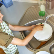 Kinder im Haushalt einbeziehen - meinefamilie.at  Kind macht abwasch
