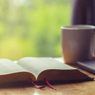 Bibel und Tasse Kaffee