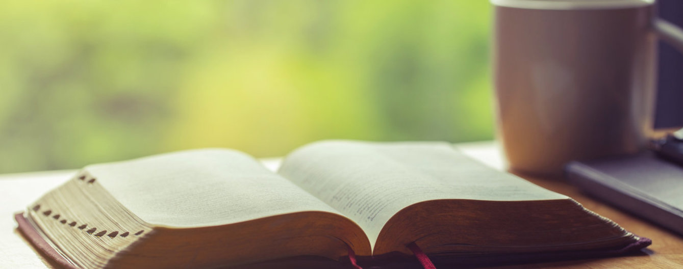 Was ist das Taufgespräch? - meinefamilie.at Bibel und Tasse Kaffee