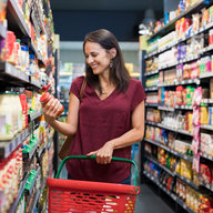 Frau im Supermarkt