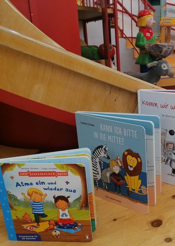 Verschiedene Kinderbücher liegen auf den Tisch