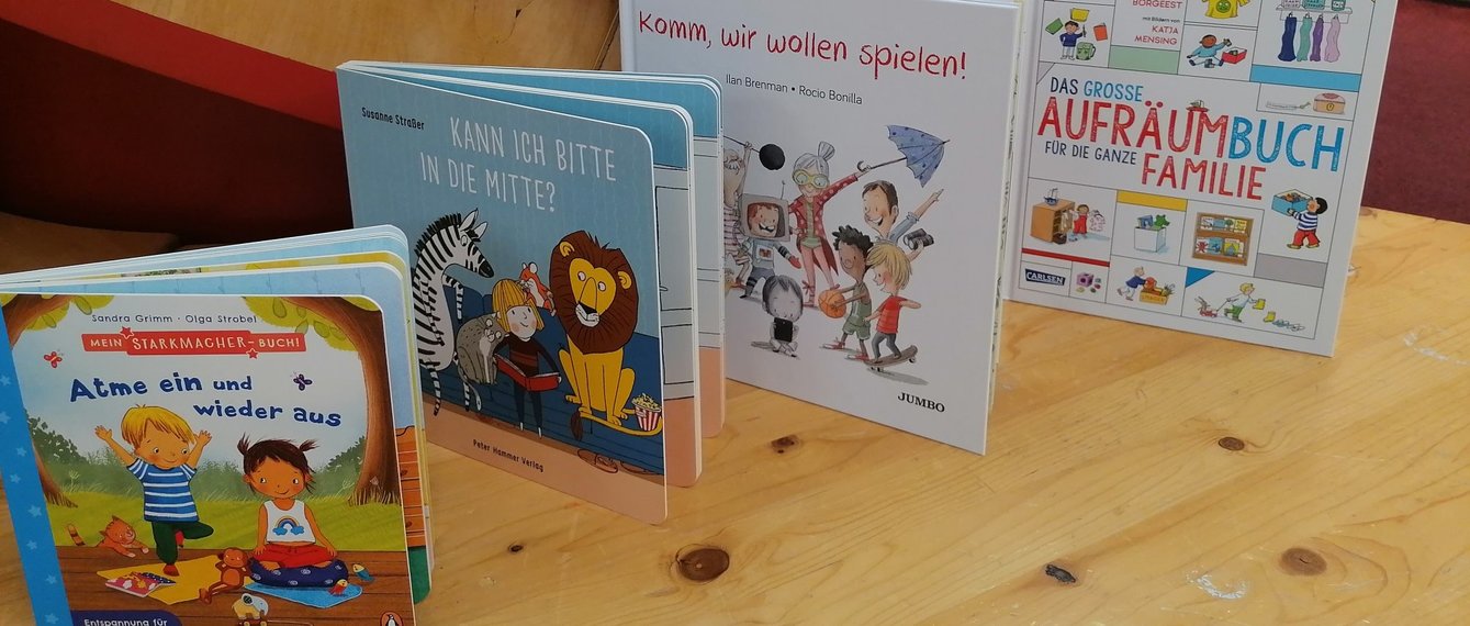 Verschiedene Kinderbücher liegen auf den Tisch