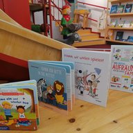 Verschiedene Kinderbücher liegen auf den Tisch