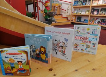 Verschiedene Kinderbücher liegen auf den Tisch