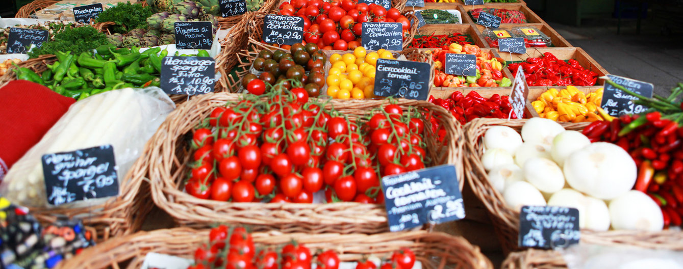 Marktstand voller Gemüse