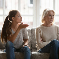 Verärgerte erwachsene Tochter, die Beschwerden an ältere Mutter ausspricht 