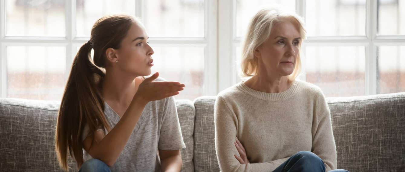 Verärgerte erwachsene Tochter, die Beschwerden an ältere Mutter ausspricht 