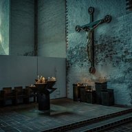 es sind Kerzen und Jesus am Kreuz zu sehen