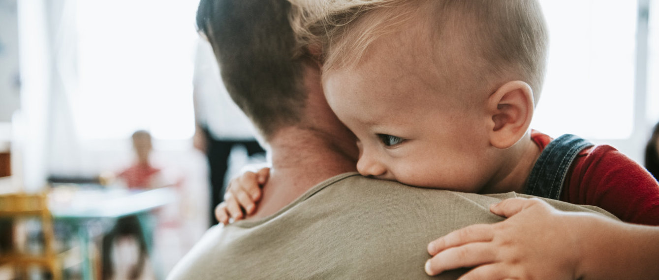 Papa mit Sohn auf den Arm