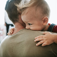Papa mit Sohn auf den Arm