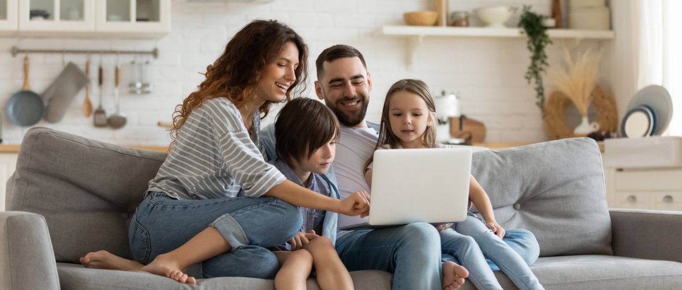 Familie sitzt auf Sofa