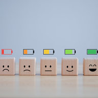smilies mit wenig oder ganz aufgeladenen batterien - symbolbild mental load
