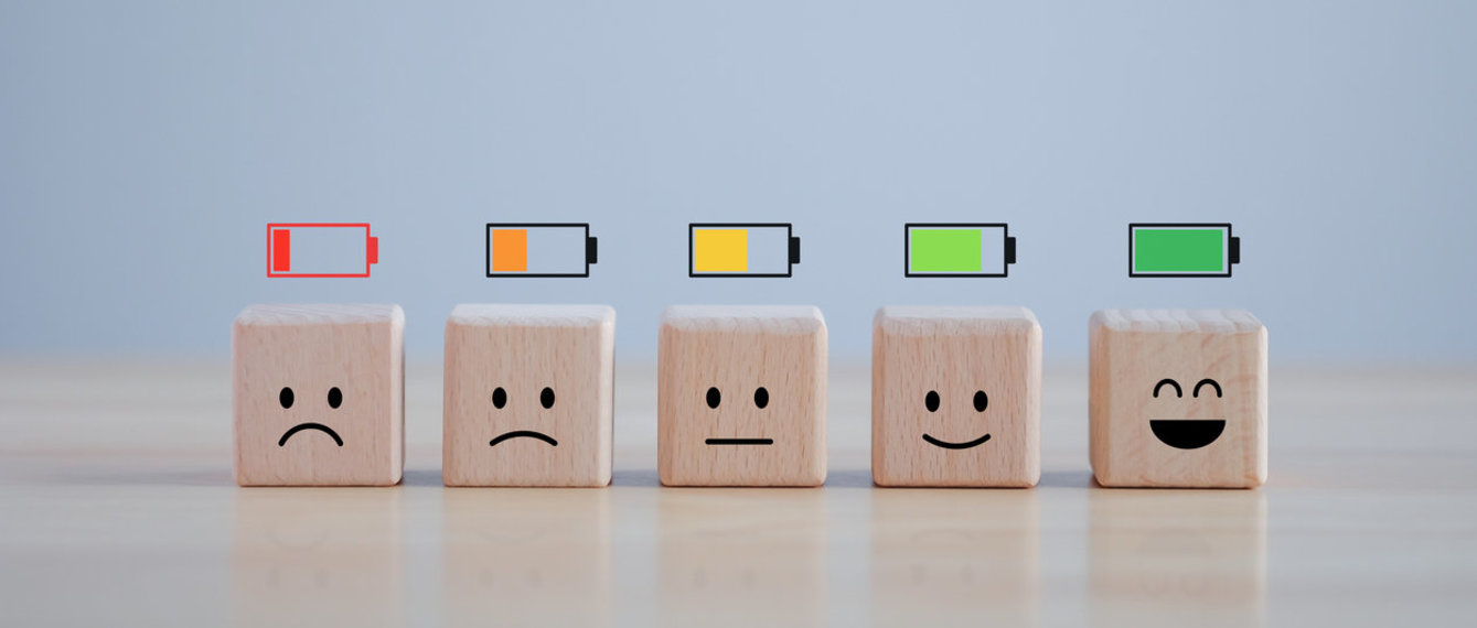 smilies mit wenig oder ganz aufgeladenen batterien - symbolbild mental load