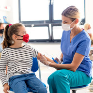 Ärztin impft junges Mädchen