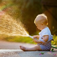 Junge mit Wasserschlauch