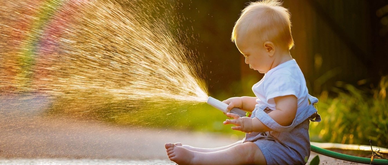 Junge mit Wasserschlauch
