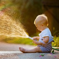 Junge mit Wasserschlauch