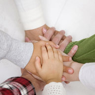 Hände liegen übereinander