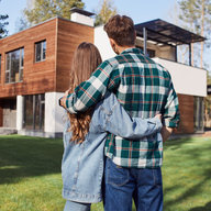 Ehepaar vor ihrem neuem zuhause