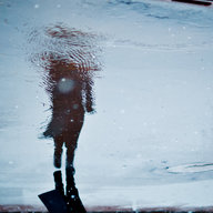 Spiegelung in Wasserpfütze