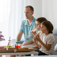 Wie Medienkonsum das Essverhalten unserer Kinder beeinflusst - meinefamilie.at  Kinder und Vater essen vor Fernseher