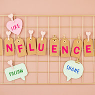 © ISTOCK Pinwand mit Einzelbuchstaben I-N-F-L-U-E-N-C-E-R