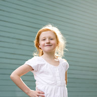 Rothaariges Mädchen lächelt selbstbewusst