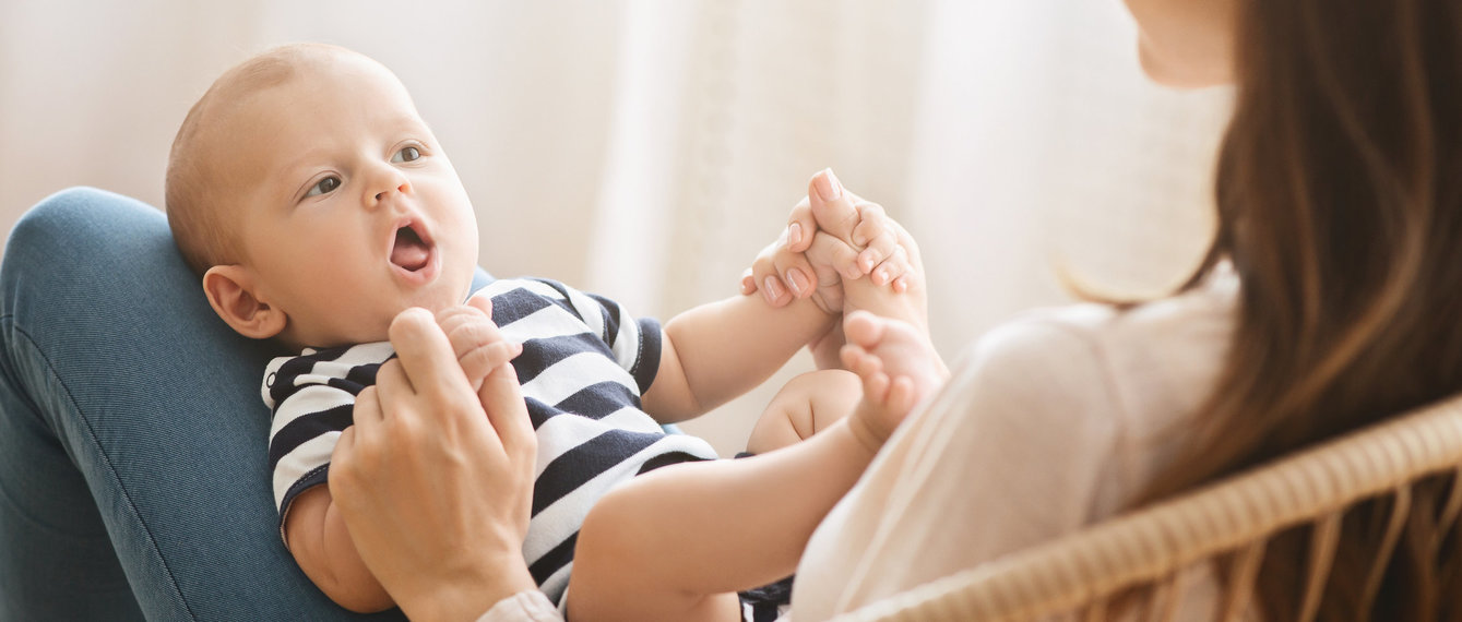 Kind liegt auf Schoß der Mutter