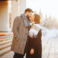 Junges verliebtes Paar küsst sich im Winter