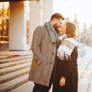 Junges verliebtes Paar küsst sich im Winter