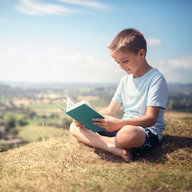 Kind liest in der Natur