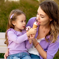 Mutter und Tochter essen ein Eis