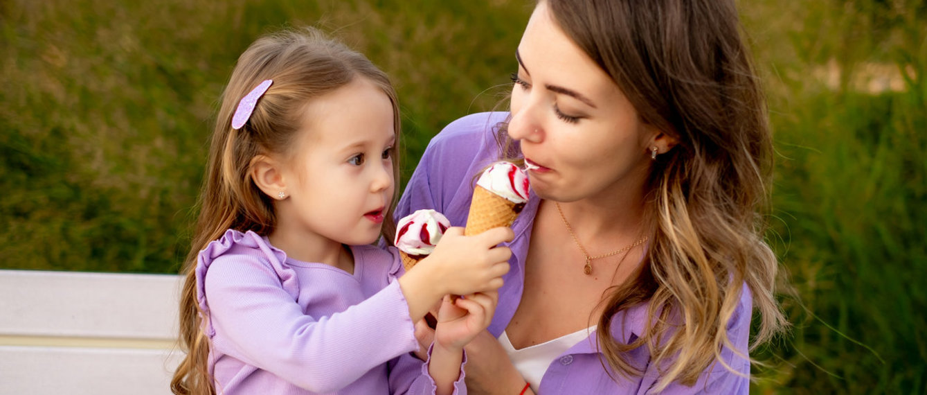 Mutter und Tochter essen ein Eis
