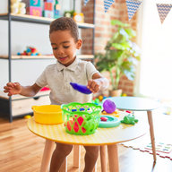 Kind spielt mit Spielzeug