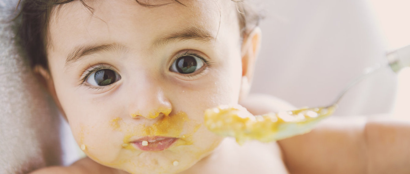 Baby mit verschmiertem Gesicht