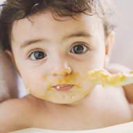 Baby mit verschmiertem Gesicht