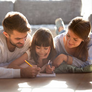 Neue Rituale in der Fastenzeit - meinefamilie.at  Familie liegt am Boden und zeichnet
