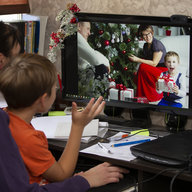 Familie beim Videocall