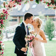 Junges verheiratete Paar küssen sich