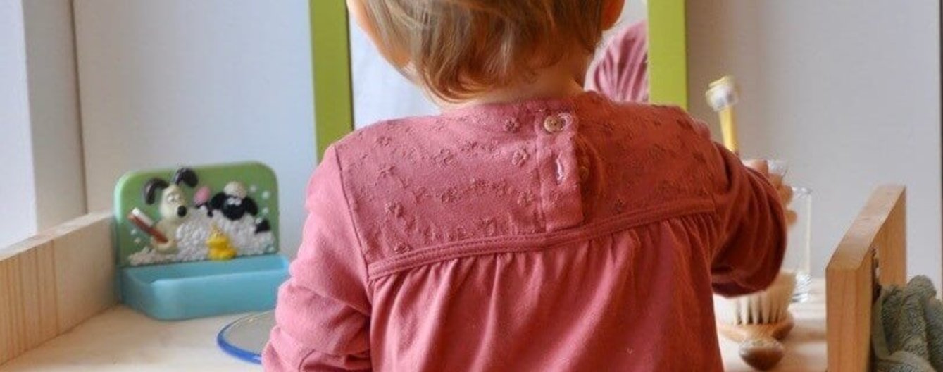 Mehr Selbstständigkeit mit 3 Kindermöbeln nach Montessori - meinefamilie.at Kind vor dem Waschbecken