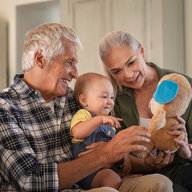 Großeltern mit Baby