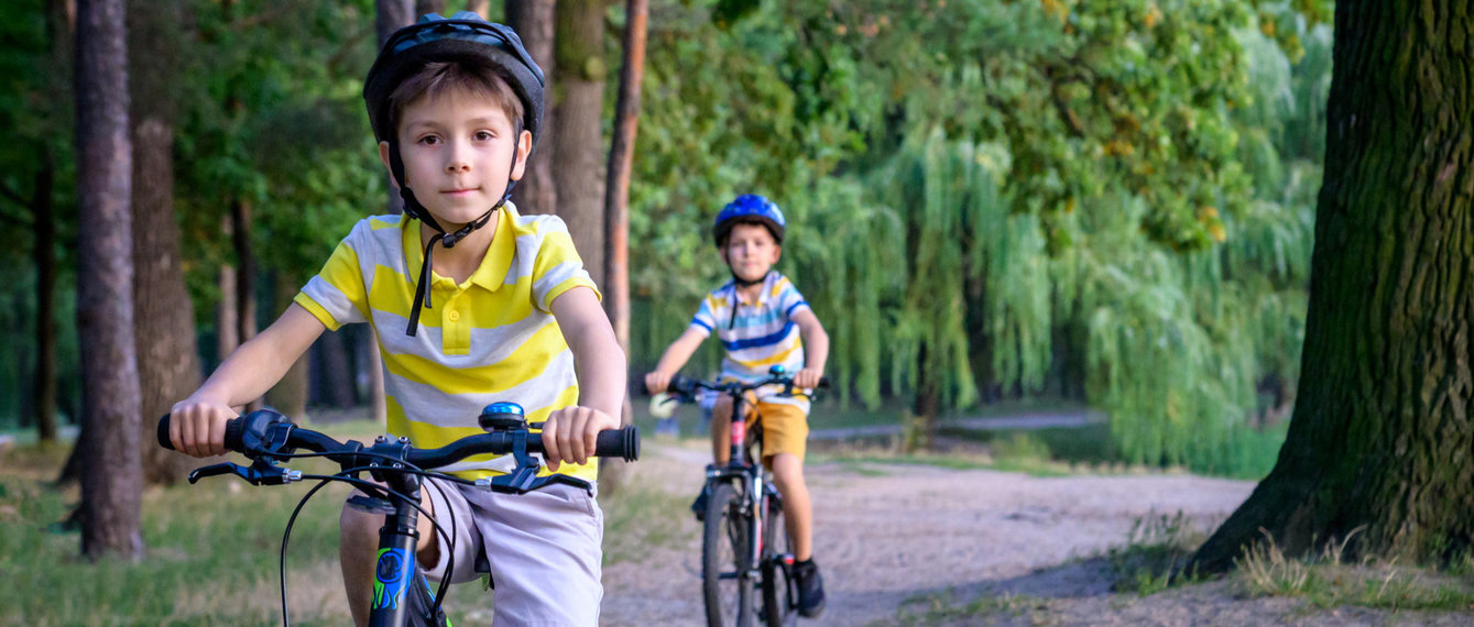 Kinder fahren Rad mit Helm