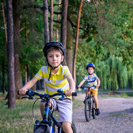 Kinder fahren Rad mit Helm