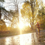 Kind fährt Rad am Land