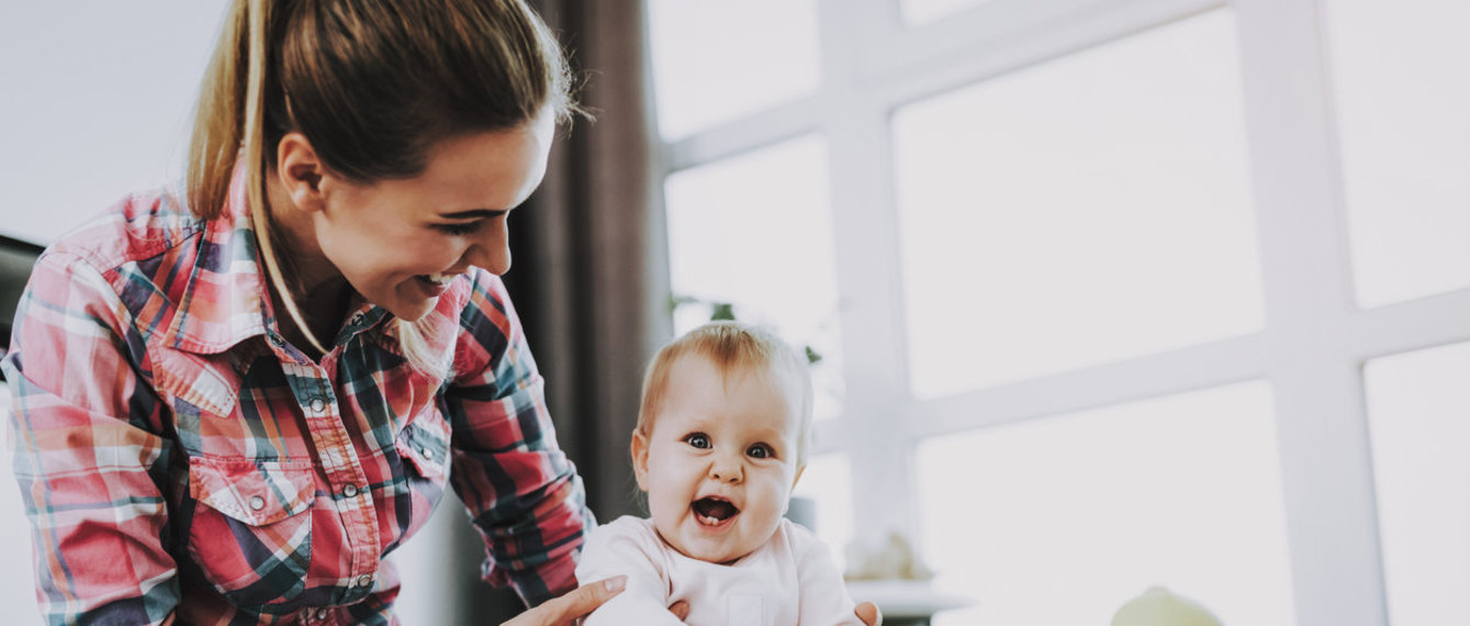 Kindermädchen spielt mit Baby