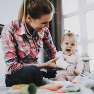 Kindermädchen spielt mit Baby