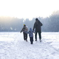 Familie in Schneegebiet
