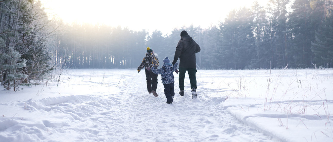 Familie in Schneegebiet