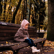 Kind alleine auf Bank